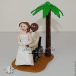 couple de mariés mixte en fauteuil roulant, sous un palmier