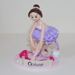 figurine de danseuse étoile en tutu en train de lacer son chausson de danse, assise sur chiffre 18, et accessoires de GRS