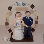 couple en tenue de mariage et arche de carrés de chocolat