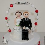 figurine de mariage avec arche de macarons rouge et blanc