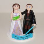 Figurines de mariage avec mariée en tenue de Raiponce et marié en tenue de Jedï