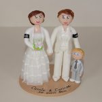 Figurines de mariage, couple lesbien avec enfant, brassard de police