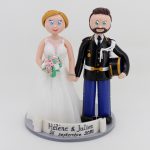 Figurines de mariage en tenue de cérémonie de la gendarmerie
