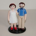 Couple de figurines en tenue de mariage bohême chic