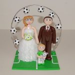 Figurines couple de mariés, avec arche de ballons de football, enfant avec le maillot de l'ASSE