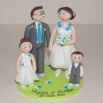 Figurines de mariage personnalisées, couple et deux enfants en tenue de mariage