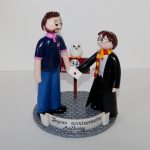 Figurine Harry Potter donnant une enveloppe de Poudlard à un fan , sur quai 9 3/4, avec chouette Edwige