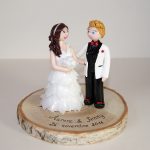 figurine de mariage, couple lesbien, sur socle en bois brut