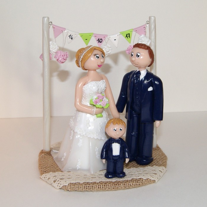 figurines mariage personnalisées, en tenue de mariage, avec un enfant, banderole de fanions, socle en toile de jute, thème bohême chic