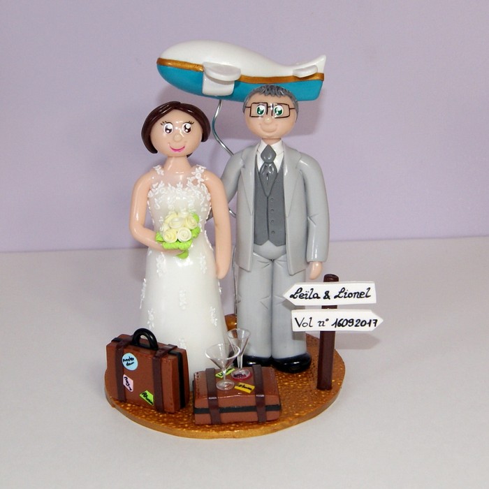figurines mariage personnalisées, en tenue de mariage, thème voyage avec avion et valises