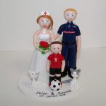 Figurines de mariage personnalisées, avec mariée infirmière, marié pompier, enfant joueur de foot et chats