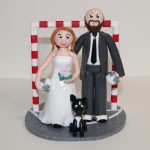 figurines de mariage, couple en tenue de mariage tenant ballon de handball
