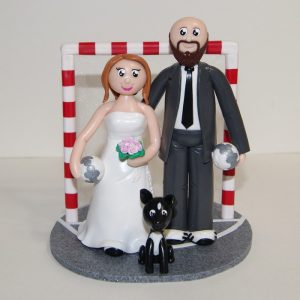 figurines de mariage personnalisées avec un clin d'oeil à leur passion pour le handball.
