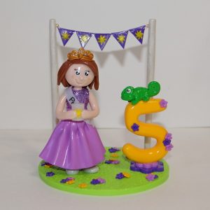 figurine anniversaire 5 ans, thème Raiponce avec petite fille en robe de princesse mauve et le camaléon Pascal