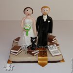 figurines de mariage sur socle livre ouvert