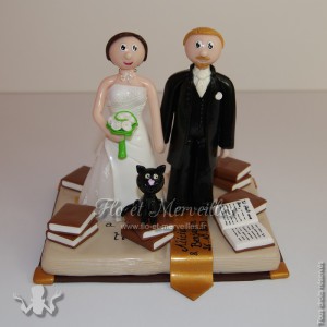 figurines de mariage sur socle livre ouvert
