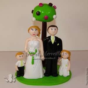couple en tenue de mariage avec 2 enfants et 1 arbre de macarons