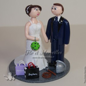 couple de mariés avec un casque de pompier et quelques sacs de shopping