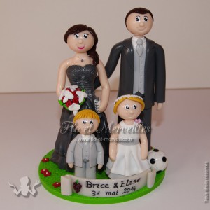 Famille en tenue de mariage