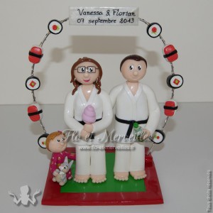 figurine en tenue de judo, arche de sushis