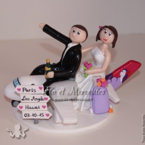 Figurines de mariage à califourchon sur un avion, direction Hawaï