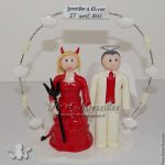 figurine de mariage, mariée en robe rouge et corne de diablesse, marié aves des ailes d’ange