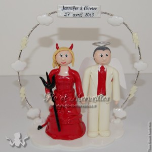 figurine de mariage, mariée en robe rouge et corne de diablesse, marié aves des ailes d'ange