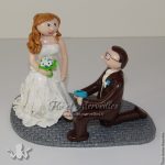 figurine de mariage, marié un genou à terre