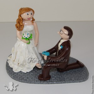 figurine de mariage, marié un genou à terre
