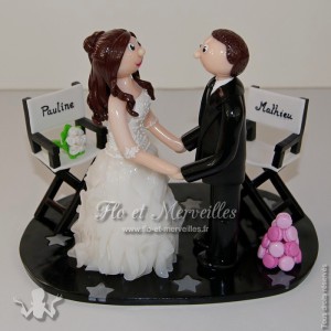 figurines de mariage face à face, avec chaises de cinéma