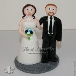 couple en tenue de mariage sur socle pavé