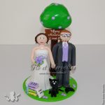 figurine de mariage avec arbre, livres et console