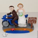 figurine de mariage à moto, au bord de la mer