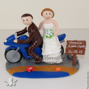 figurine de mariage à moto, au bord de la mer