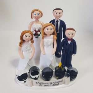 famille fan de motocross, en tenue de mariage avec casque de moto