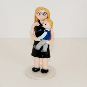 figurine-personnalisee-marraine-et-enfant-sur-socle