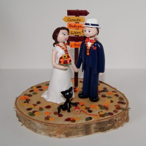 couple de mariés avec foulard scout, socle en bois brut recouvert de feuilles d'automne