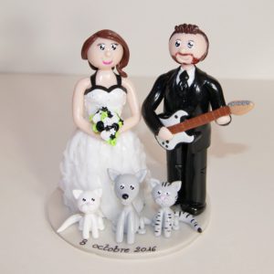 Figurines de mariage, le marié avec une guitare, chat et chien