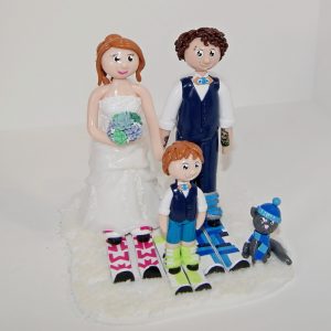 couple de mariés avec enfant et chat, sur skis, socle enneigé