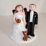 Figurines de mariés en tenue de mariage, avec skis plantés dans la neige