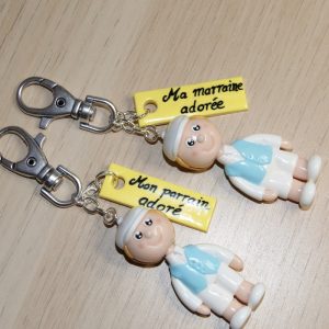 porte-cles avec mini-figurine enfant et plaque personnalisee, pour parrain et marraine