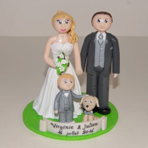 Figurines avec couple de mariés, enfant et chien