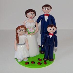 couple en tenue de mariage avec 2 enfants, et coccinelles