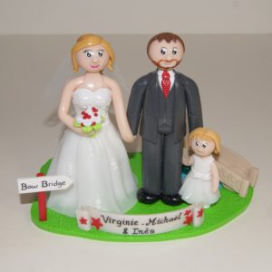 Figurines couple de mariés avec petite fille devant le Bow Bridge de New York
