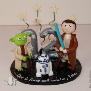 figurine enfant en tenue de jedï avec Yoda et R2D2
