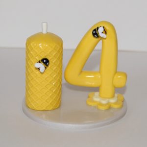 décor de gâteau représentant un bougie en cire et des petites abeilles
