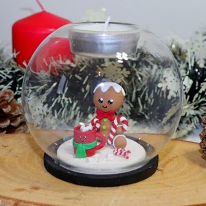 Bougeoir rond en verre, avec petite figurine pain d'épices et sucre d'orge, vu de côté